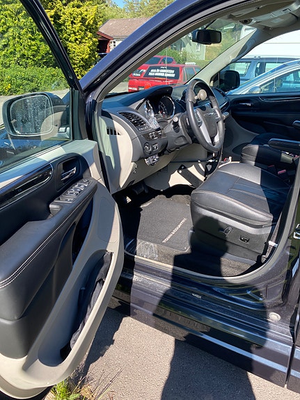 Chrysler Town & Country 11 of 13