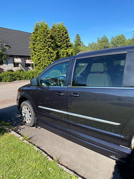 Chrysler Town & Country 2 of 13