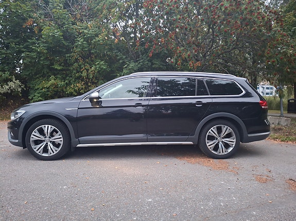 Volkswagen Passat Alltrack 2 of 12