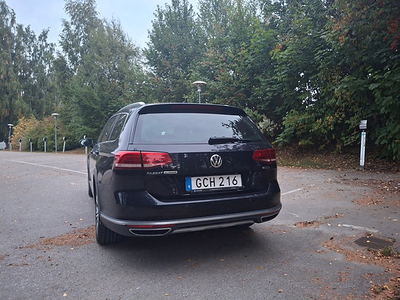 Volkswagen Passat Alltrack 3 of 12
