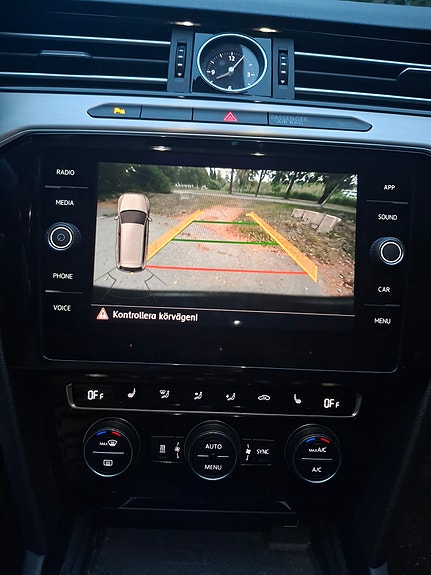 Volkswagen Passat Alltrack 9 of 12