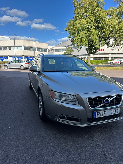Volvo V70 2 of 13