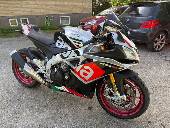 Aprilia RSV4 1000 RF 2 of 4