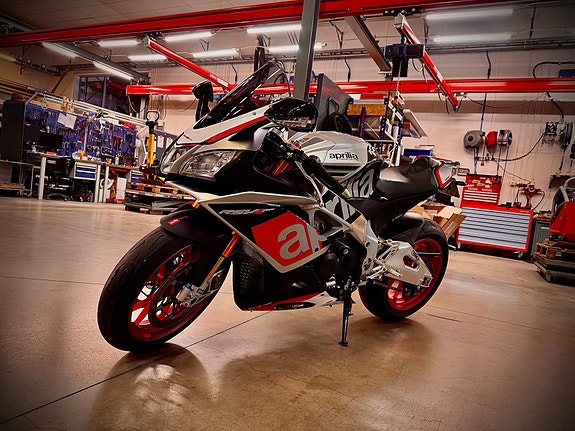 Aprilia RSV4 1000 RF 4 of 4