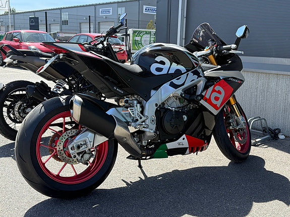 Aprilia RSV4 1000 RF 3 of 4