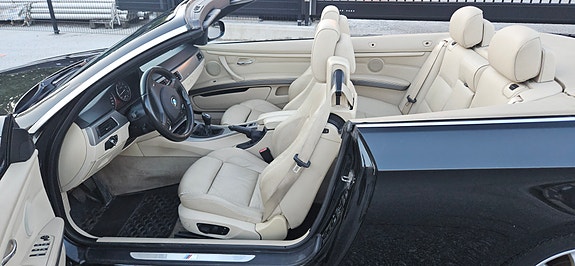 BMW 320i 5 of 6