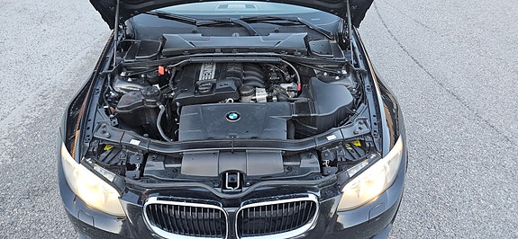 BMW 320i 4 of 6