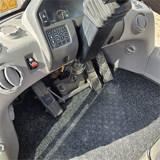 Volvo L120 G - hurtigskift / quick coupler  - dæk / tires 75 26 of 30