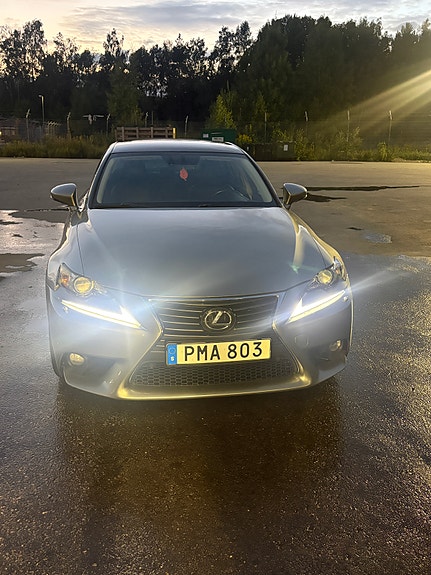 Lexus IS300h 9 of 9