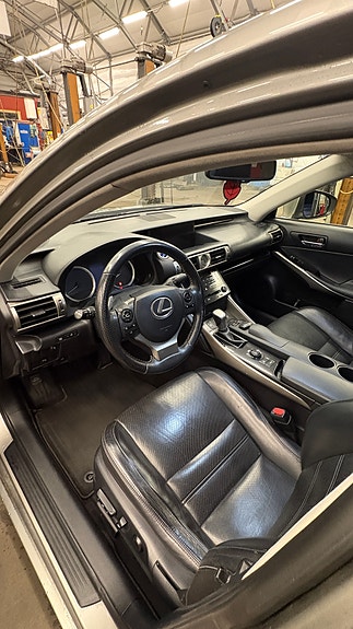 Lexus IS300h 7 of 9