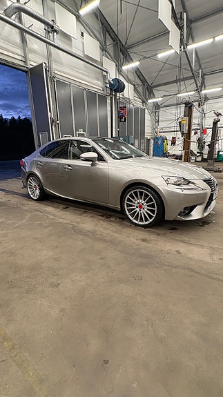 Lexus IS300h 5 of 9