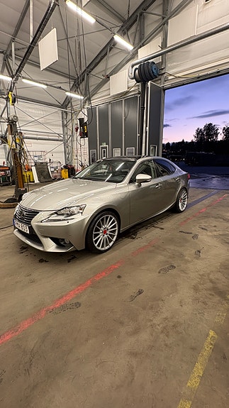 Lexus IS300h 2 of 9
