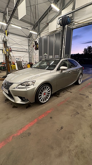 Lexus IS300h 6 of 9