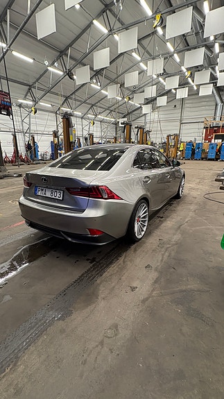 Lexus IS300h 4 of 9