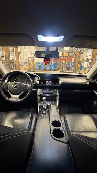 Lexus IS300h 8 of 9
