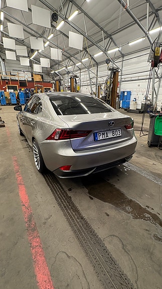 Lexus IS300h 3 of 9