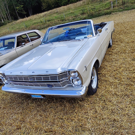 Ford Galaxie 2 of 6
