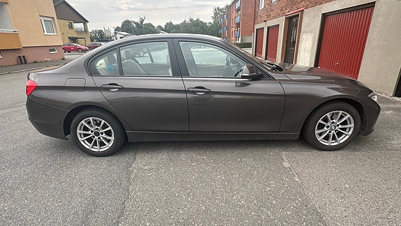 BMW 320d 2 of 8