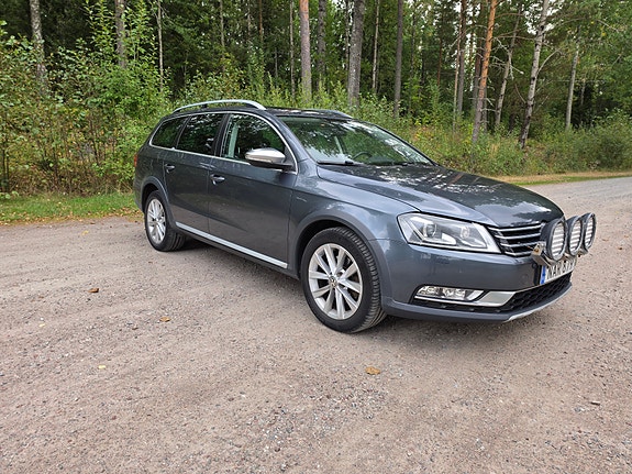 Volkswagen Passat Alltrack 2 of 8