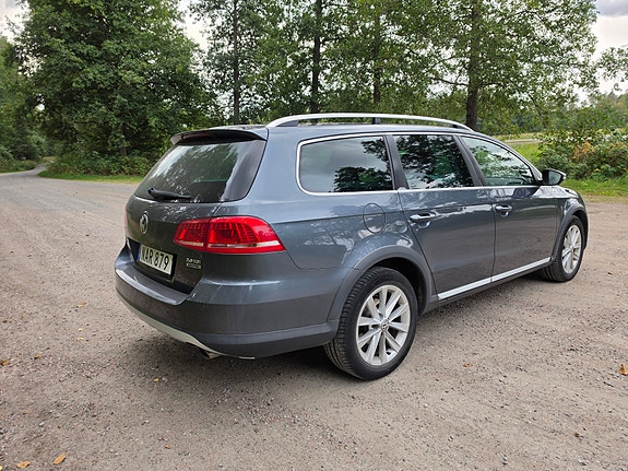 Volkswagen Passat Alltrack 4 of 8