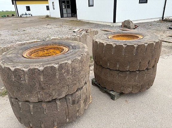 4 st punkteringsfria däck med fälg 20,5x25 till Vo 2 of 3