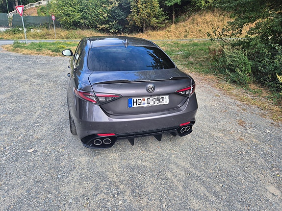 Alfa Romeo Giulia 11 of 16