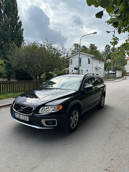 Volvo XC70 2 of 7