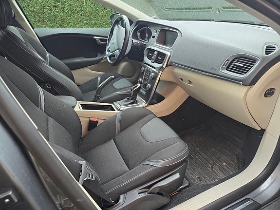 Volvo V40 7 of 15