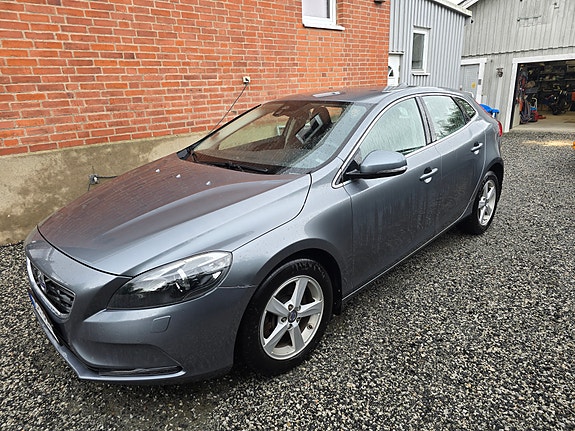 Volvo V40 2 of 15