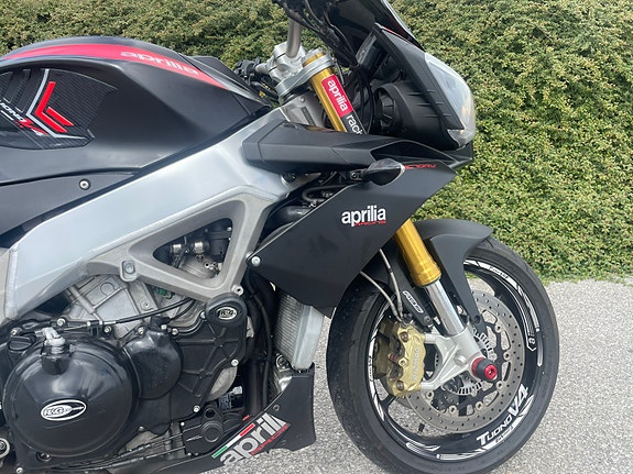 Aprilia Tuono V4 R 2 of 6