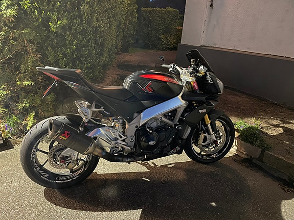 Aprilia Tuono V4 R 6 of 6