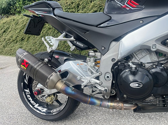 Aprilia Tuono V4 R 4 of 6