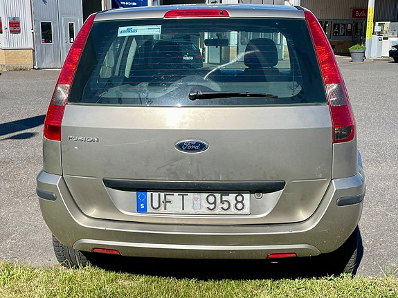 Ford Fusion 6 of 7