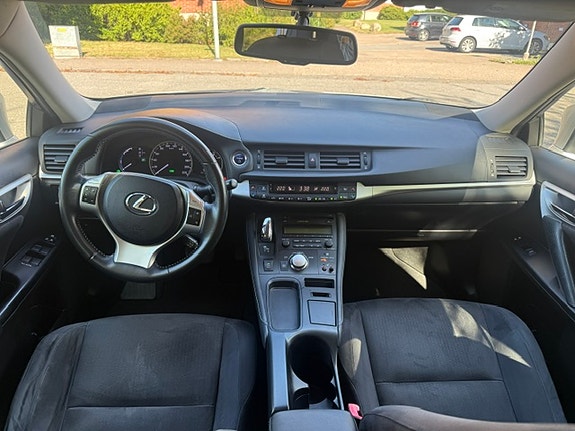 Lexus CT200h 2 of 7