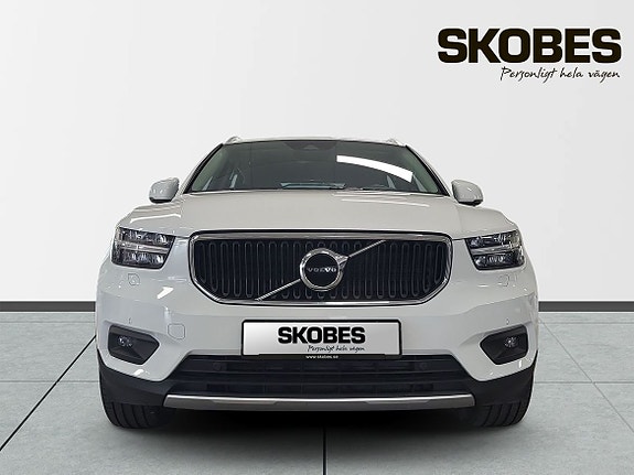 Volvo XC40 2 of 19