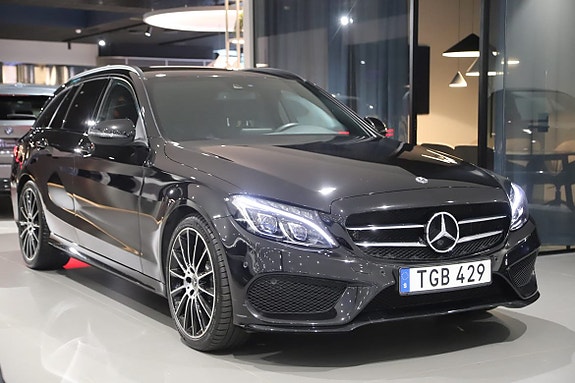 Mercedes-Benz C400 2 of 11