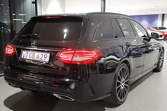 Mercedes-Benz C400 6 of 11