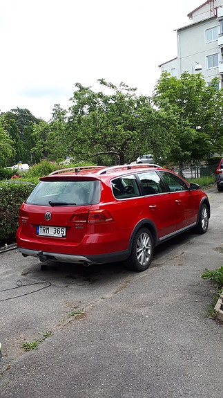 Volkswagen Passat Alltrack 2 of 9