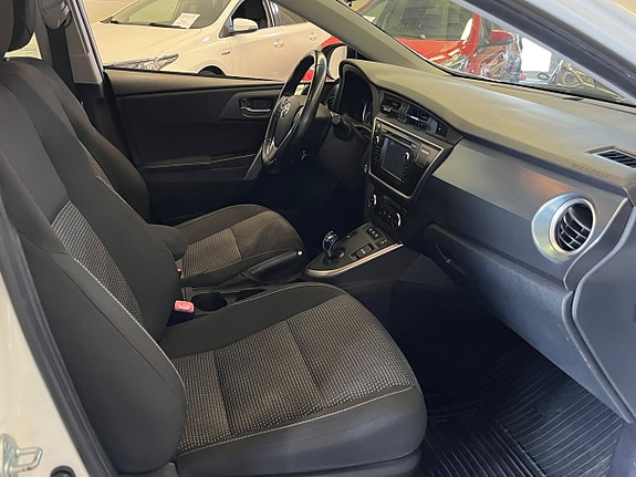 Toyota Auris 7 of 8