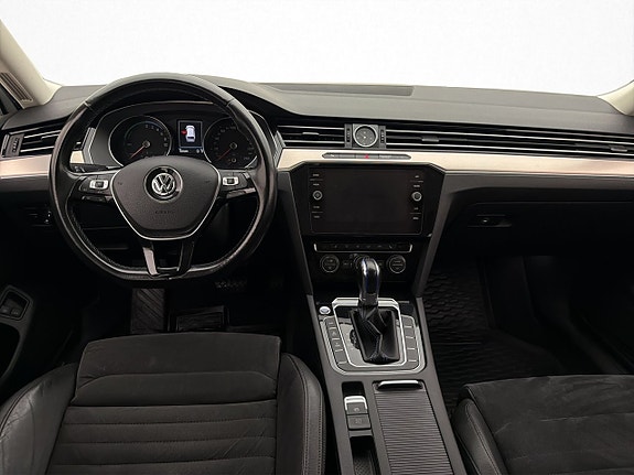 Volkswagen Passat 12 of 30