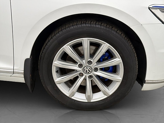 Volkswagen Passat 30 of 30