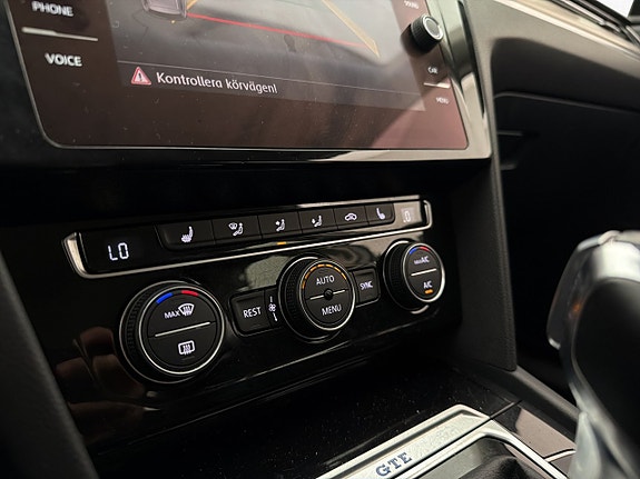 Volkswagen Passat 18 of 30