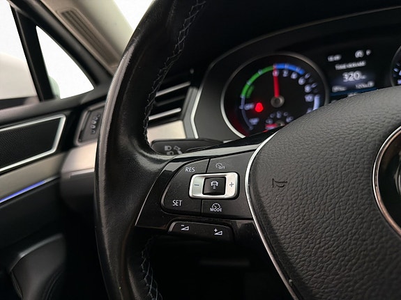 Volkswagen Passat 13 of 30