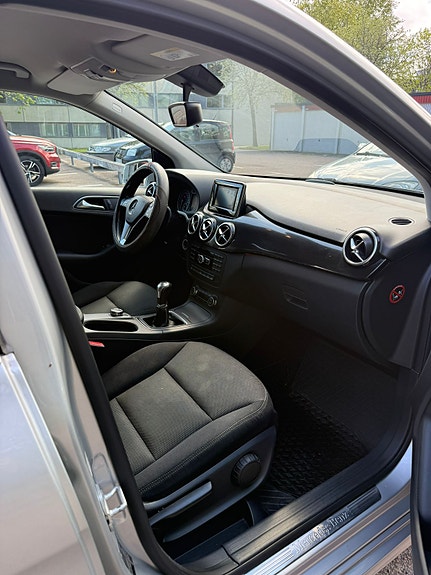 Mercedes-Benz B180 2 of 9