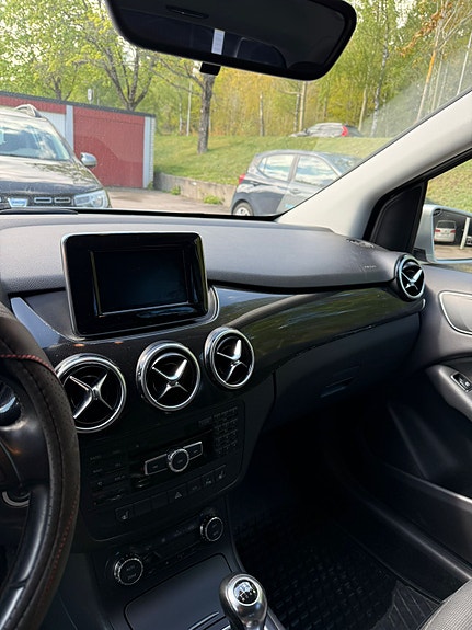 Mercedes-Benz B180 3 of 9