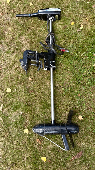 STABIL, RIKNINGSSTABIL, LÄTTRODD RODDBÅT MED DAMM OCH ELMOTOR 7 of 8