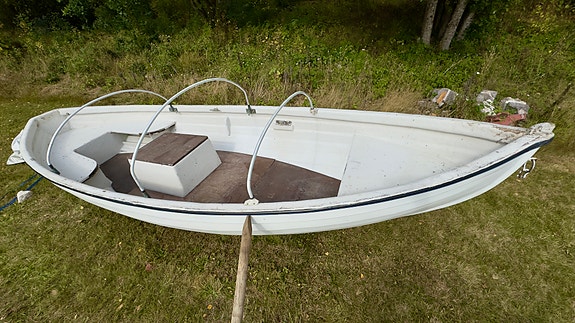 STABIL, RIKNINGSSTABIL, LÄTTRODD RODDBÅT MED DAMM OCH ELMOTOR 4 of 8