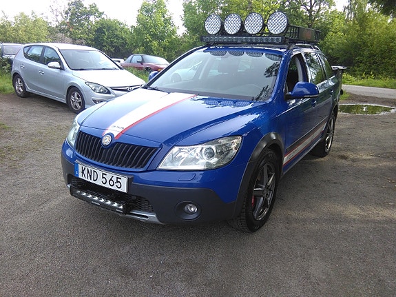 Skoda Octavia Scout 2 of 9