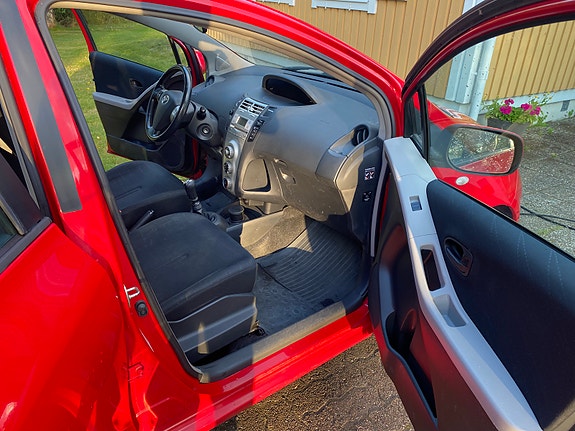Toyota Yaris 7 of 9