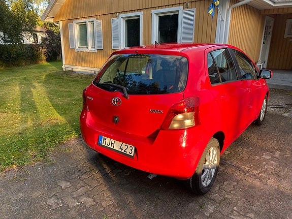 Toyota Yaris 3 of 9